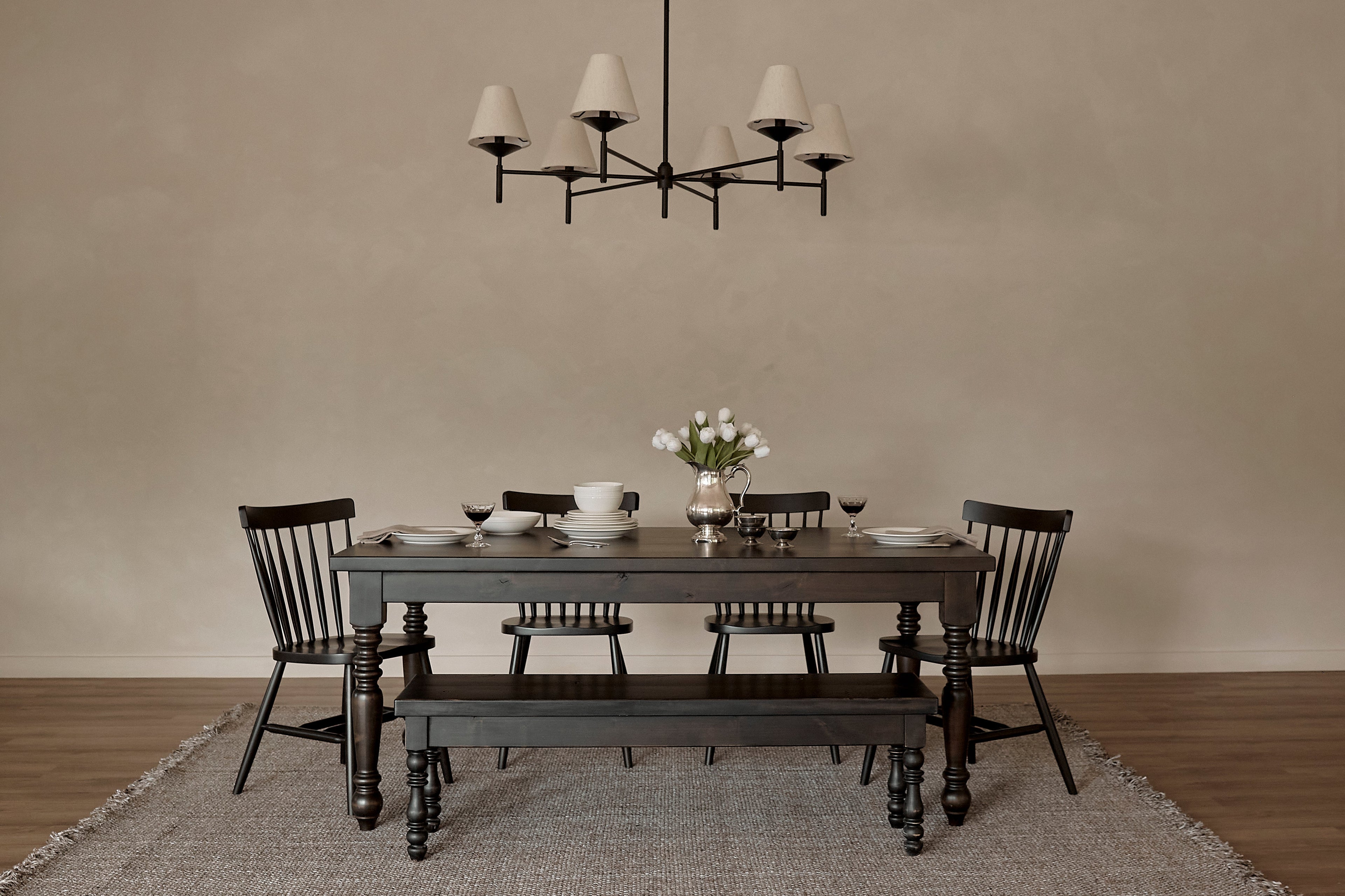 Table à manger de style campagnard français - Braises carbonisées